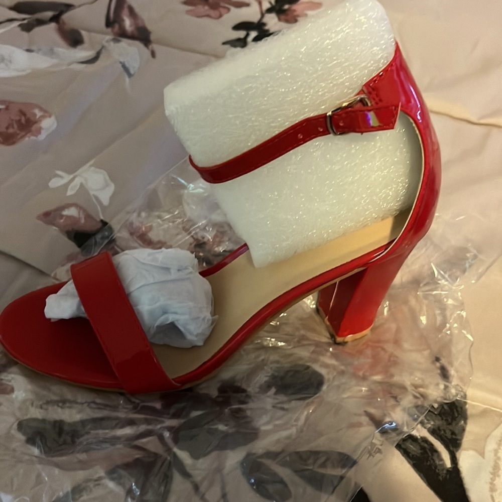 Red pumps - Picture 2 of 4